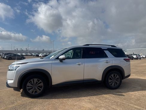 Used 2022 Nissan Pathfinder SV FWD image 12