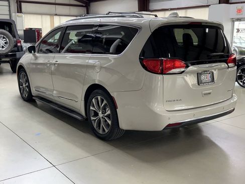 Used 2017 Chrysler Pacifica Limited w/ UConnect Theater Package FWD image 4