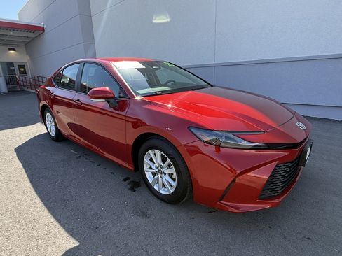 Certified 2025 Toyota Camry LE image 21