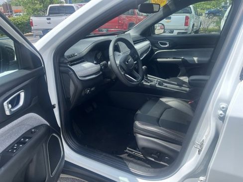 Used 2023 Jeep Compass Latitude image 12
