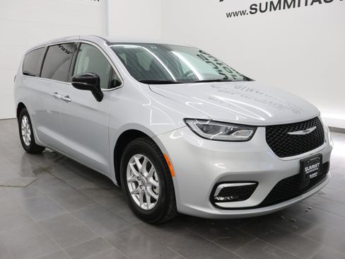 Used 2024 Chrysler Pacifica Touring-L image 2