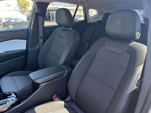 Used 2025 Chevrolet Trax LT image 37