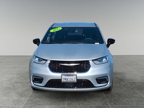 Used 2024 Chrysler Pacifica Touring image 9