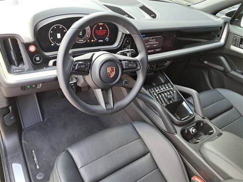 Used 2025 Porsche Cayenne image 4