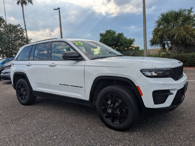 Used 2025 Jeep Grand Cherokee Altitude AWD/4WD image 2