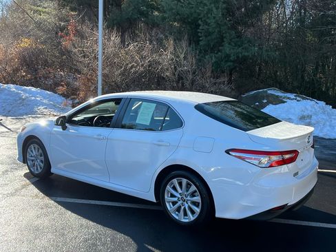 Used 2018 Toyota Camry LE image 3