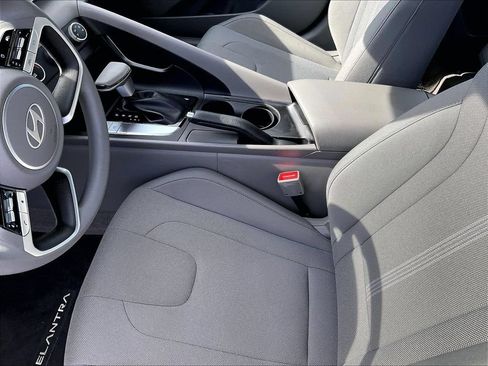 Used 2025 Hyundai Elantra SE FWD image 20