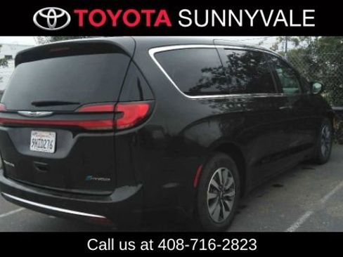 Used 2023 Chrysler Pacifica Touring-L FWD image 2