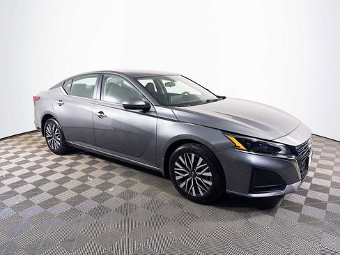 Certified 2023 Nissan Altima 2.5 SV w/ SV Premium Package AWD/4WD image 3