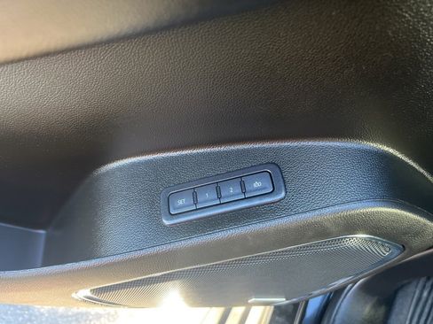 Used 2019 GMC Yukon XL Denali image 17