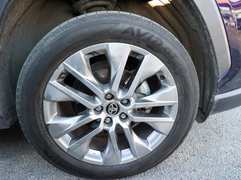 Used 2022 Toyota RAV4 XLE Premium FWD image 13