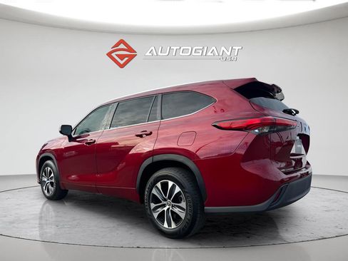 Used 2020 Toyota Highlander XLE image 4