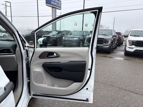 Used 2020 Chrysler Voyager L image 26