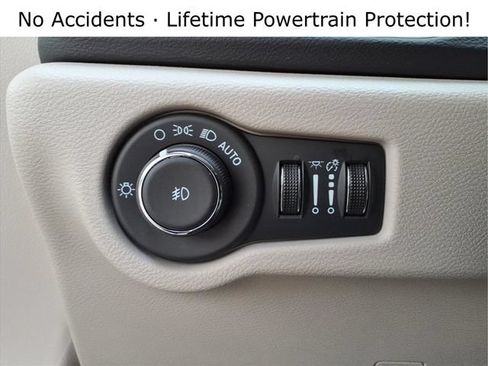 Used 2024 Chrysler Pacifica Touring-L FWD image 15