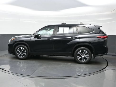 Used 2023 Toyota Highlander XLE AWD/4WD image 3