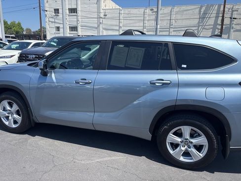 Used 2023 Toyota Highlander LE FWD image 7