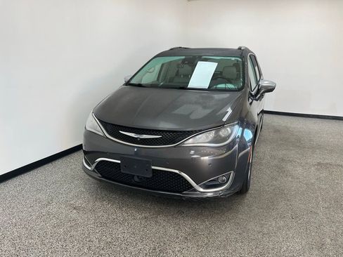Used 2017 Chrysler Pacifica Limited w/ Advanced Safetytec Group image 3