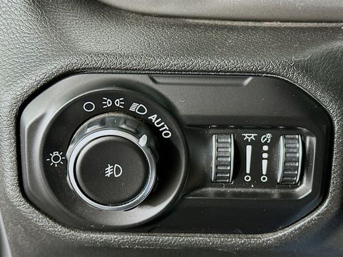 Used 2020 Jeep Wrangler Unlimited Sahara image 16