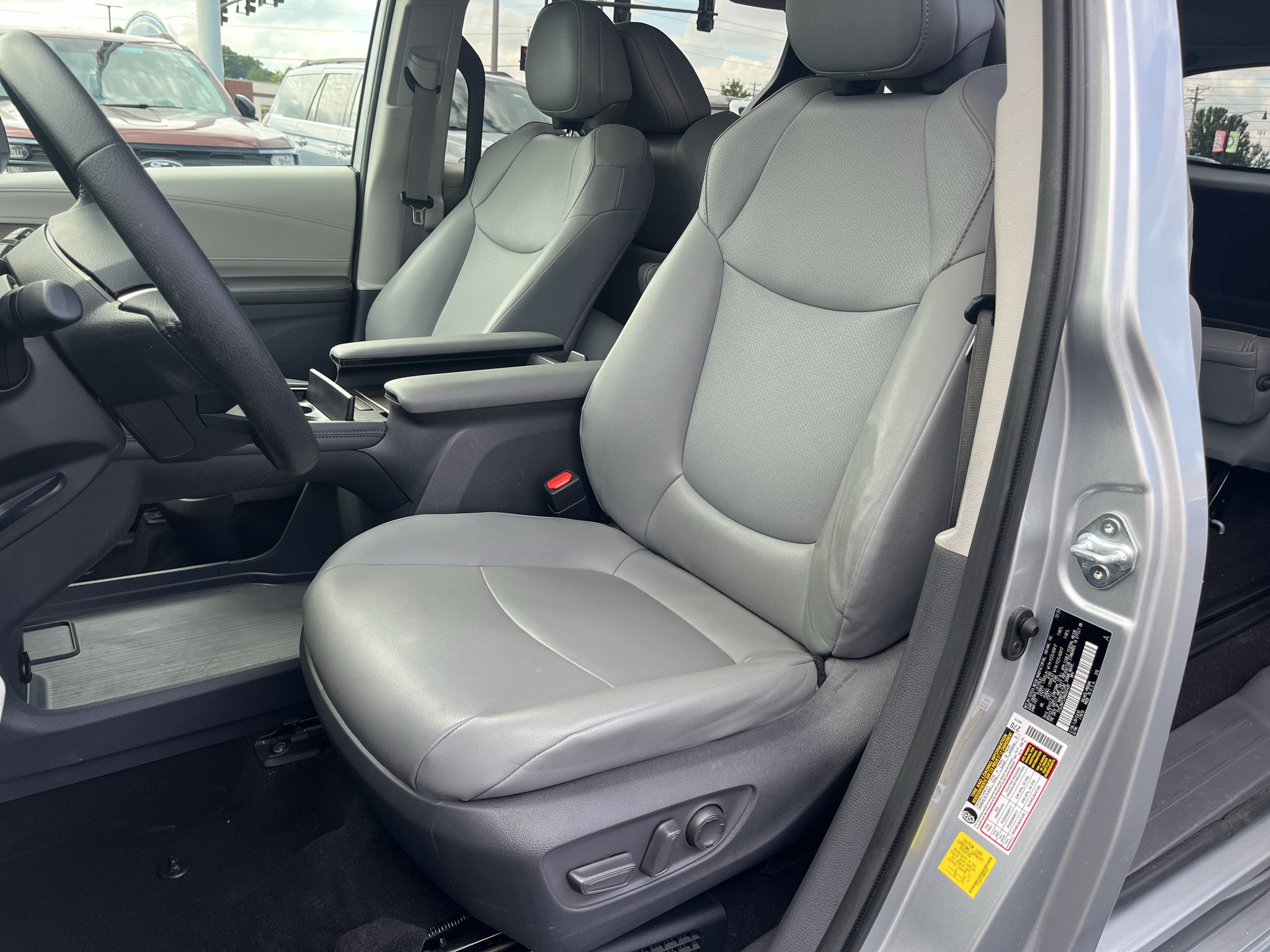 Used 2021 Toyota Sienna XLE w/ XLE Plus Package AWD/4WD image 14