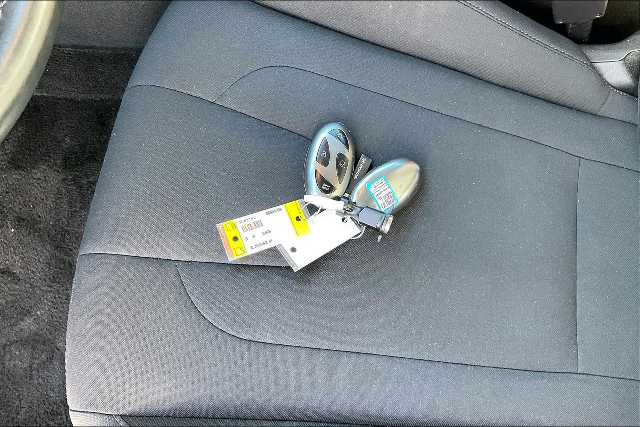 Used 2025 Hyundai Elantra SEL FWD image 33