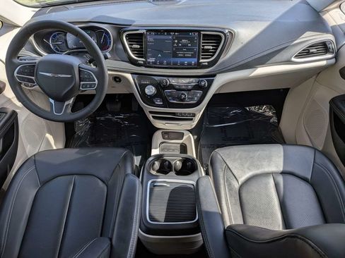 Used 2024 Chrysler Pacifica Limited FWD image 15