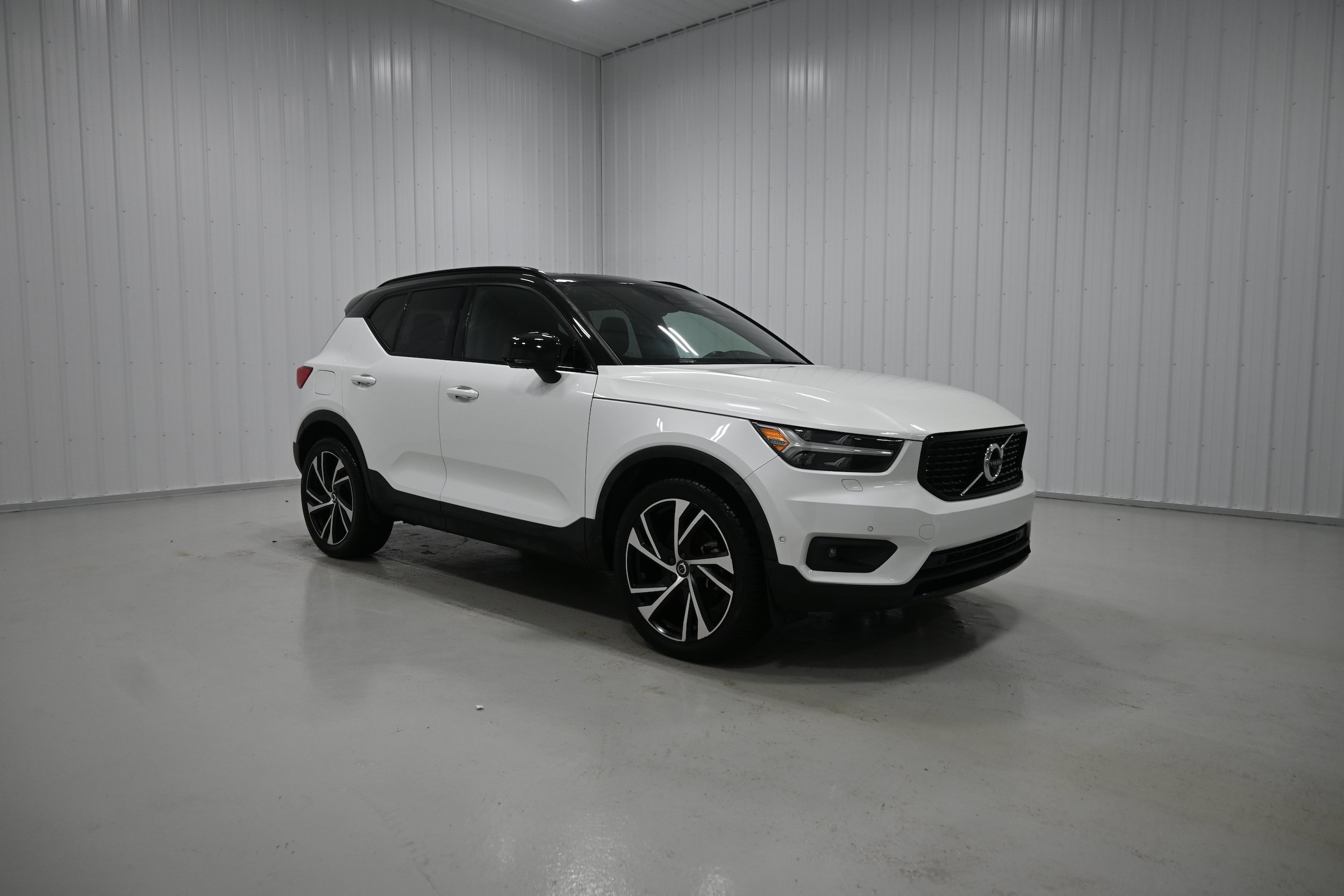 Used 2021 Volvo XC40 T5 R-Design w/ Protection Package Premier AWD/4WD image 3