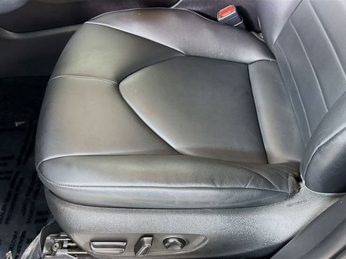 Used 2022 Toyota Highlander XLE AWD/4WD image 12