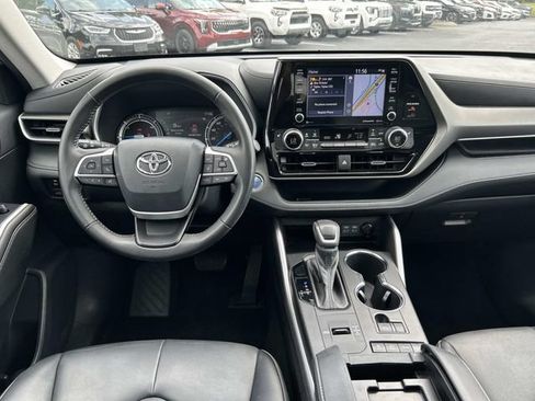 Used 2022 Toyota Highlander XLE AWD/4WD image 17