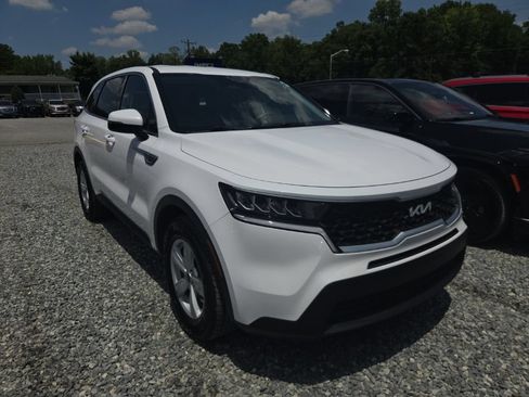 Used 2022 Kia Sorento LX FWD image 2