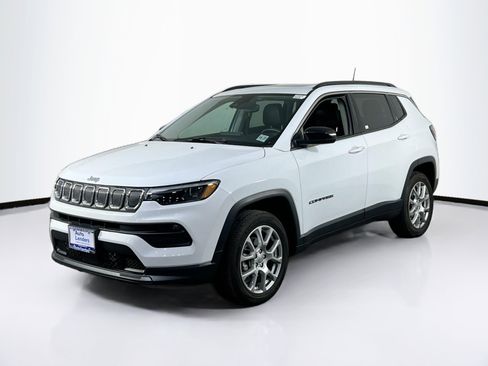 Used 2022 Jeep Compass Latitude w/ Sun and Sound Group image 1