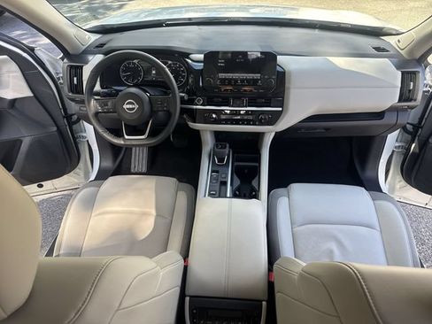 Used 2024 Nissan Pathfinder SL w/ SL Premium Package FWD image 9