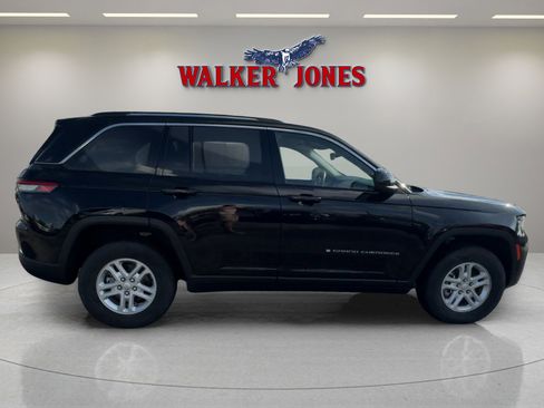 Used 2023 Jeep Grand Cherokee Laredo image 2