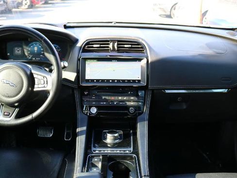 Used 2018 Jaguar F-PACE S image 23