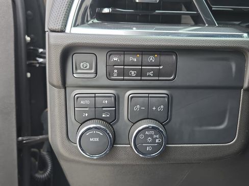 Used 2025 Chevrolet Suburban RST w/ Comfort Package AWD/4WD image 31