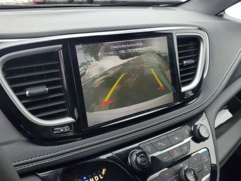 Used 2023 Chrysler Pacifica Touring-L w/ S Appearance Package image 16