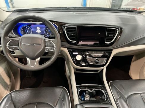 Used 2023 Chrysler Pacifica Limited FWD image 10