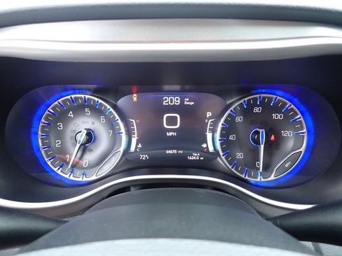 Used 2023 Chrysler Pacifica Touring-L FWD image 30