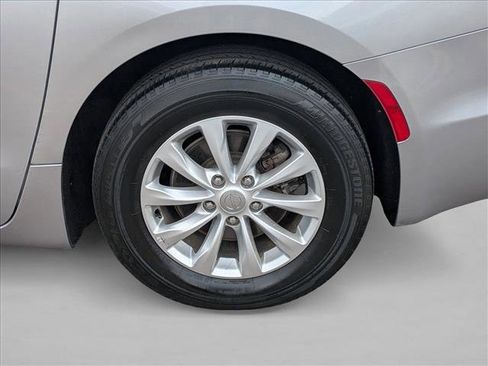 Used 2018 Chrysler Pacifica Touring-L image 9