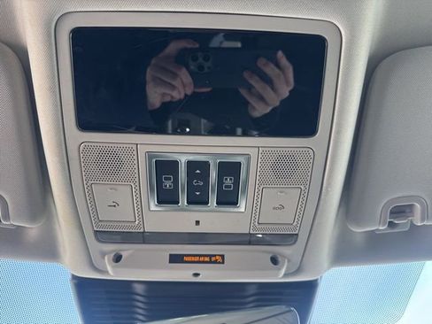 Used 2023 Land Rover Discovery S image 25