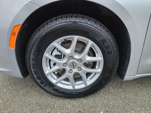 Used 2023 Chrysler Pacifica Touring-L FWD image 10
