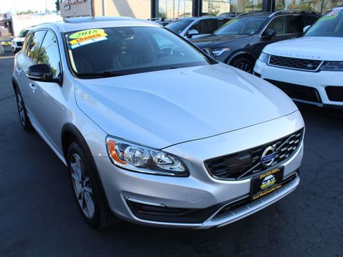 Used 2018 Volvo V60 T5 Cross Country image 8