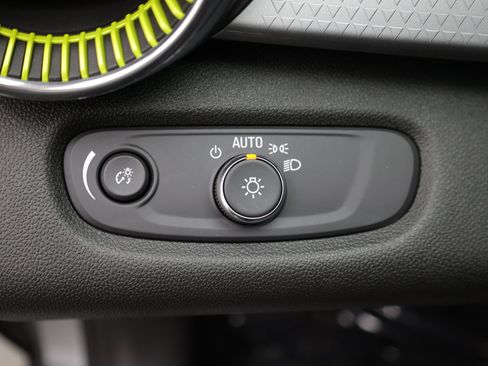 Used 2024 Chevrolet Trax LT w/ Sunroof Package FWD image 19