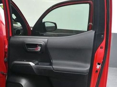 Used 2018 Toyota Tacoma TRD Sport w/ Technology Package image 11