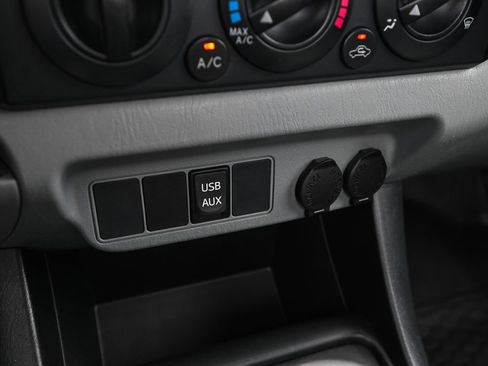 Used 2014 Toyota Tacoma 4x4 Regular Cab image 30