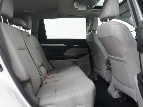 Used 2017 Toyota Highlander XLE image 12