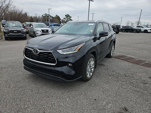 Used 2023 Toyota Highlander Limited image 3