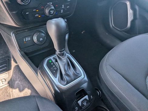 Used 2023 Jeep Renegade Latitude w/ Premium Group AWD/4WD image 21