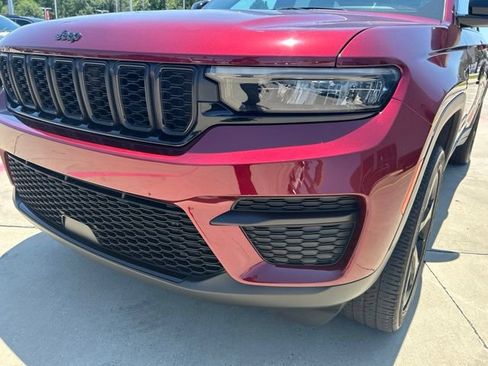 Used 2024 Jeep Grand Cherokee Altitude AWD/4WD image 4
