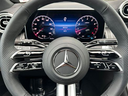 Used 2025 Mercedes-Benz GLC 300 4MATIC image 23