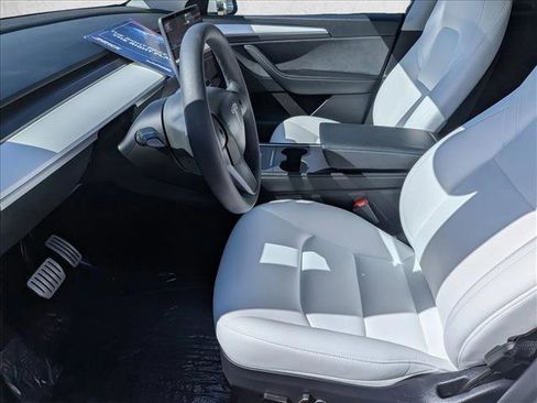 Used 2025 Tesla Model Y Performance image 9